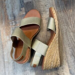 Tommy Bahama Gold Sakura Wedge